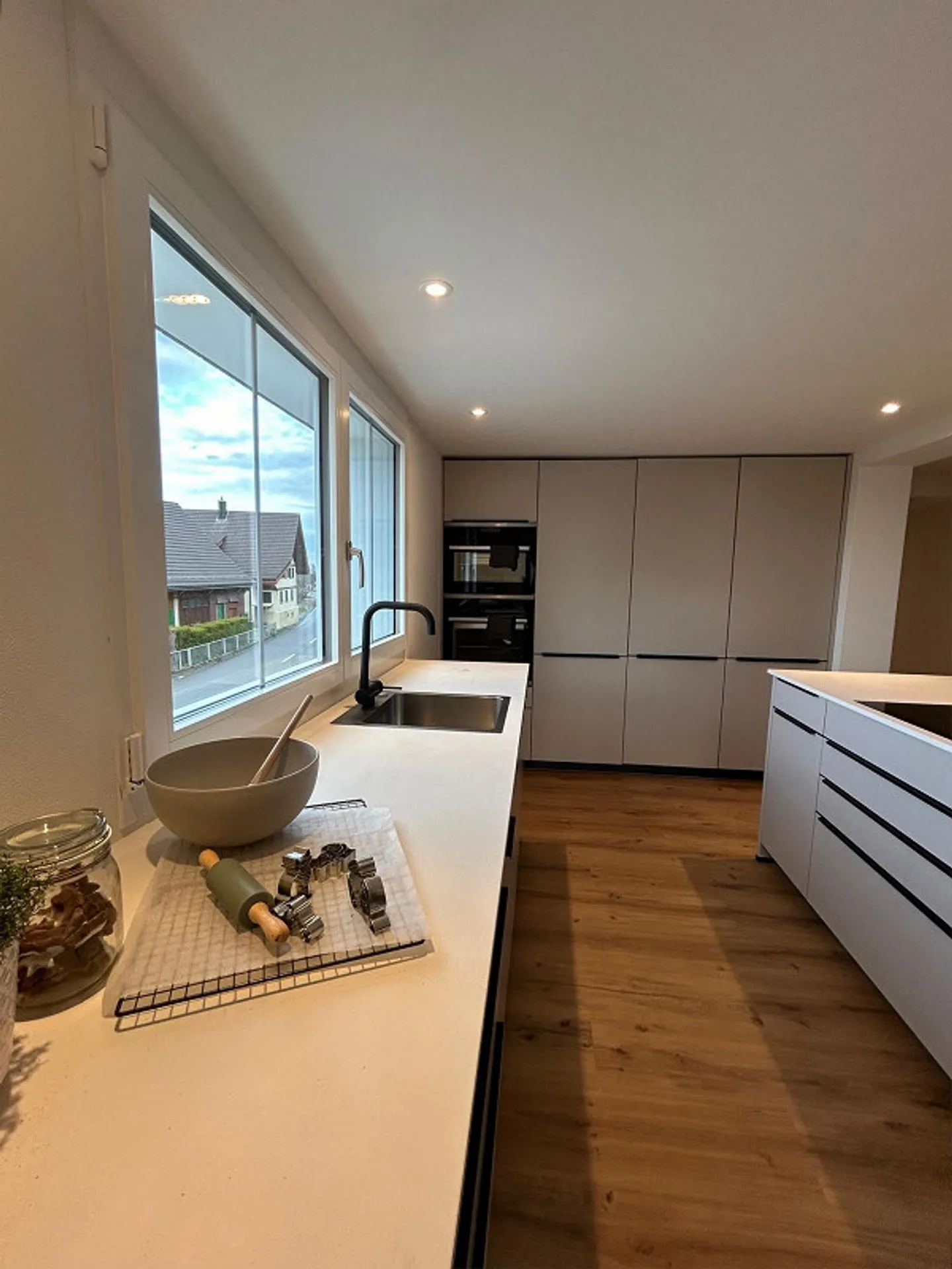 Modern & Cozy Renovated House with TOP Lake View - Photo 3 of 8