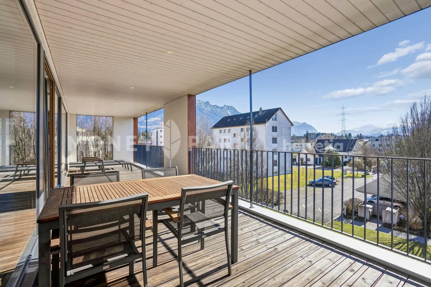 Appartement 4.5 pièces avec un impressionnant espace extérieur et panorama sur les montagnes - Photo 2 sur 13