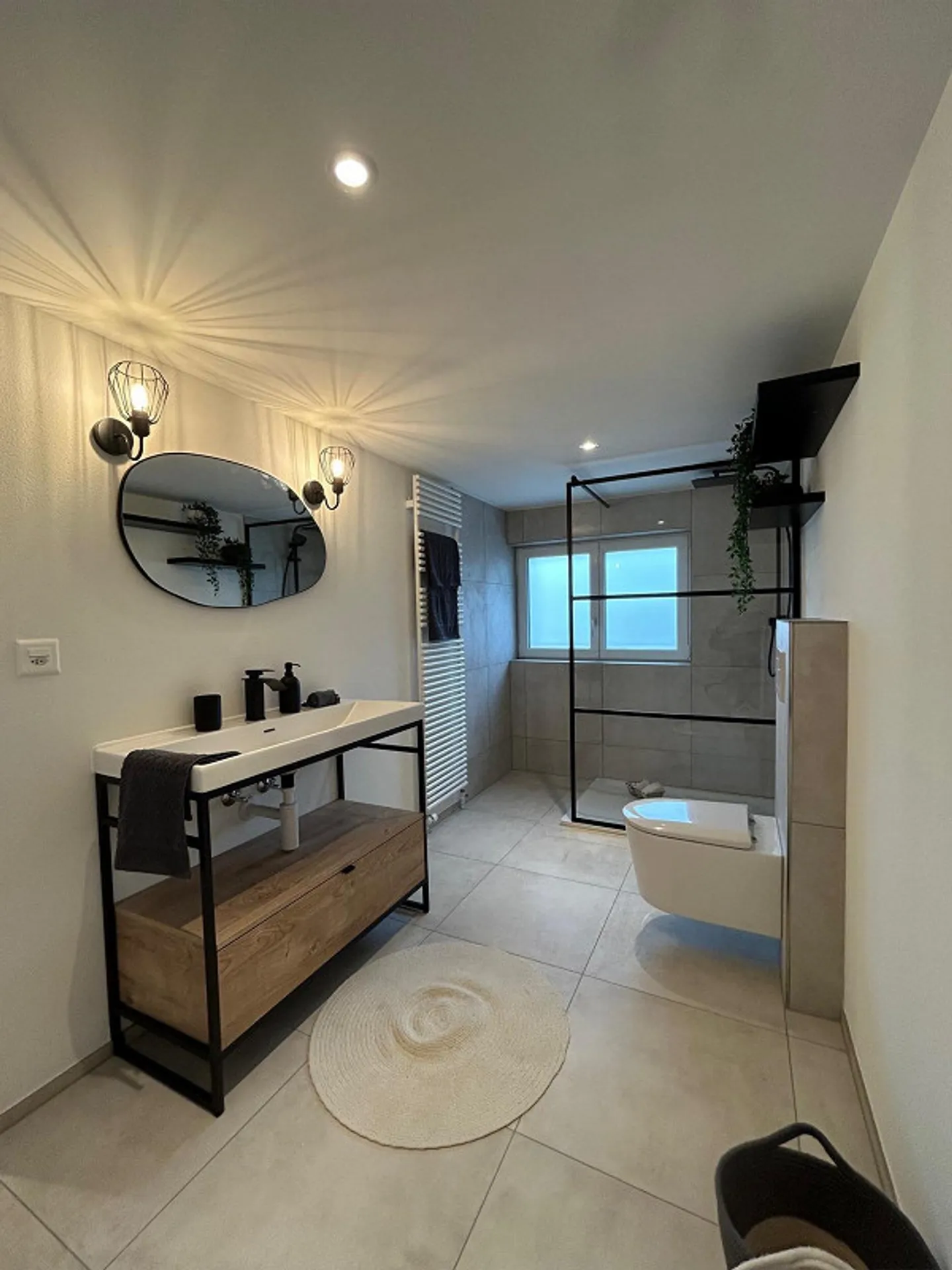Modern & Cozy Renovated House with TOP Lake View - Photo 5 of 8