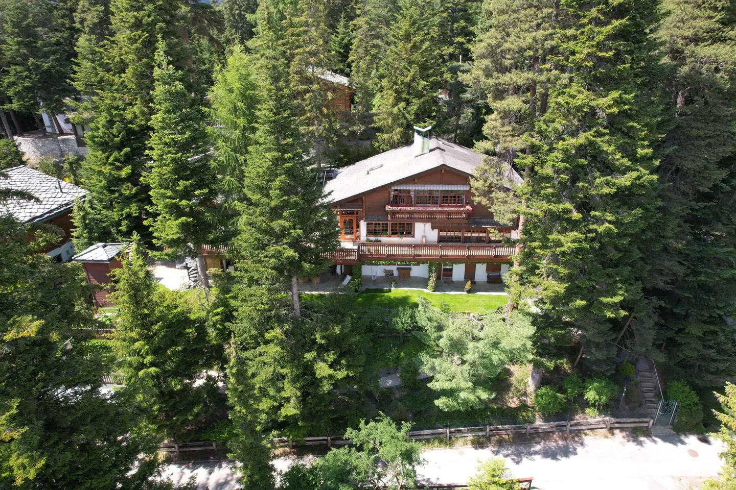 Magnifico chalet con piscina e spa, isolato - Foto 2 di 7