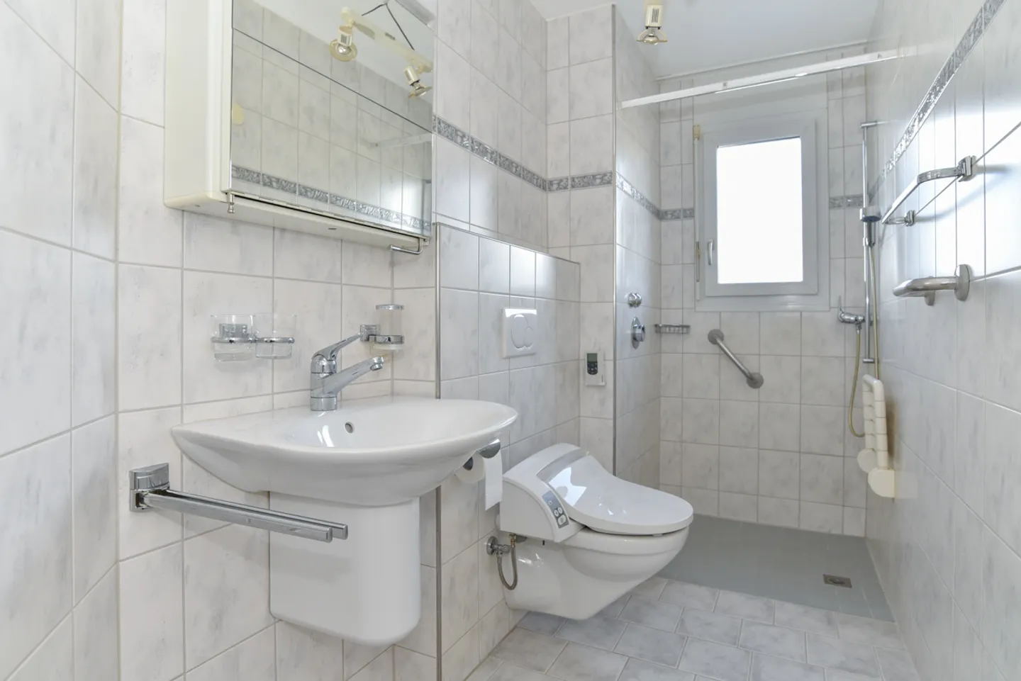 Trasferirsi e godere: Appartamento ben curato con balcone e ascensore - Foto 11 di 13