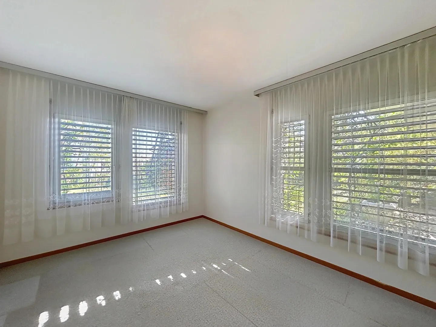 Individual villa in the heights of Neuchâtel, lake and Alps view - Photo 8 of 11