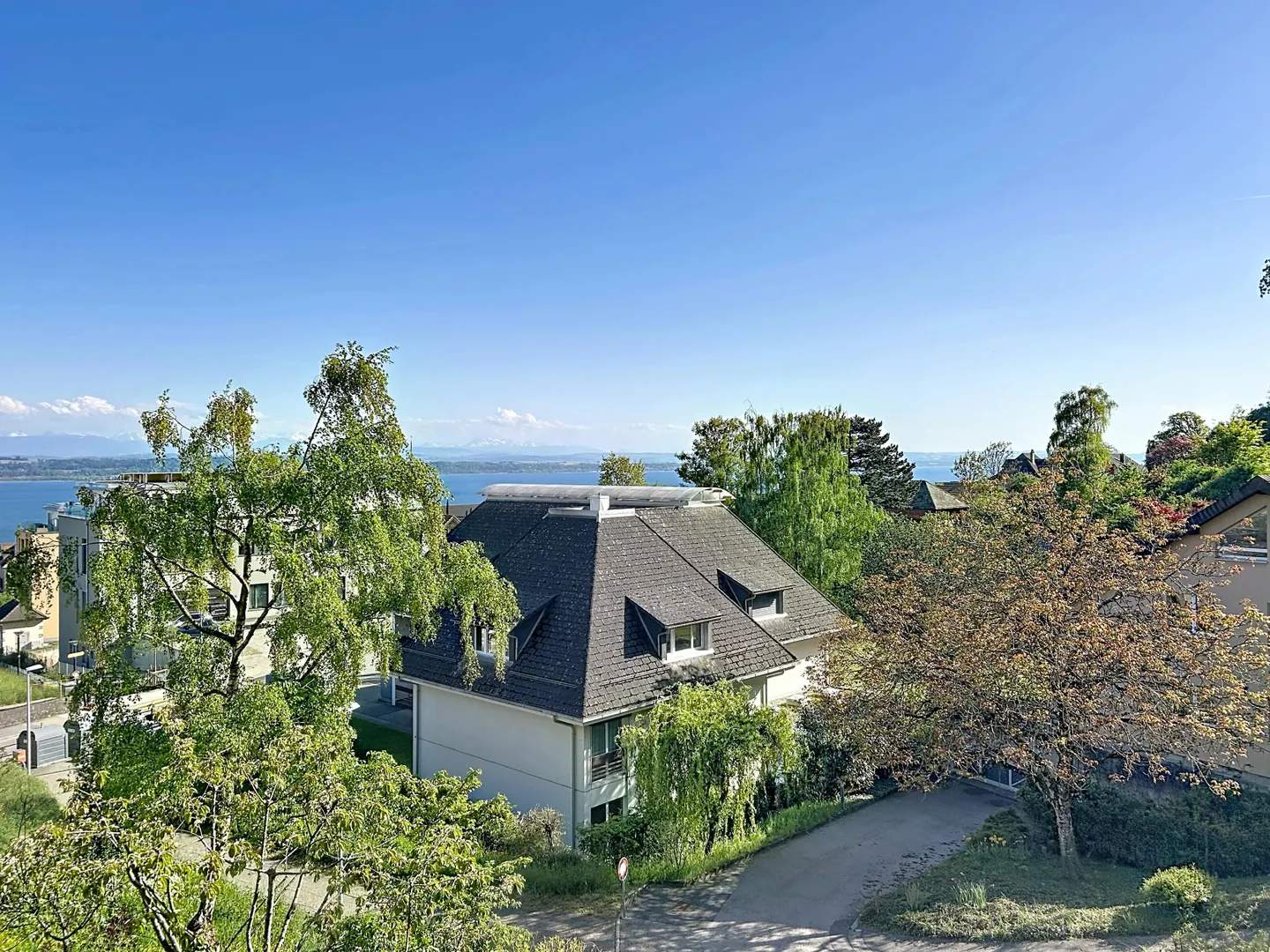 Individual villa in the heights of Neuchâtel, lake and Alps view - Photo 1 of 11