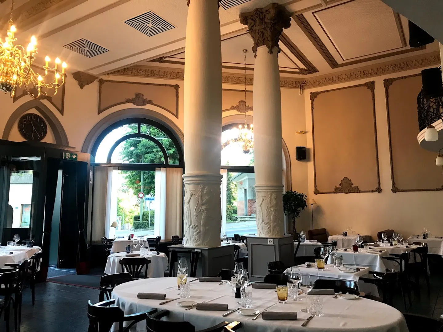 Restaurant unique architecture belle époque - Photo 2 sur 3