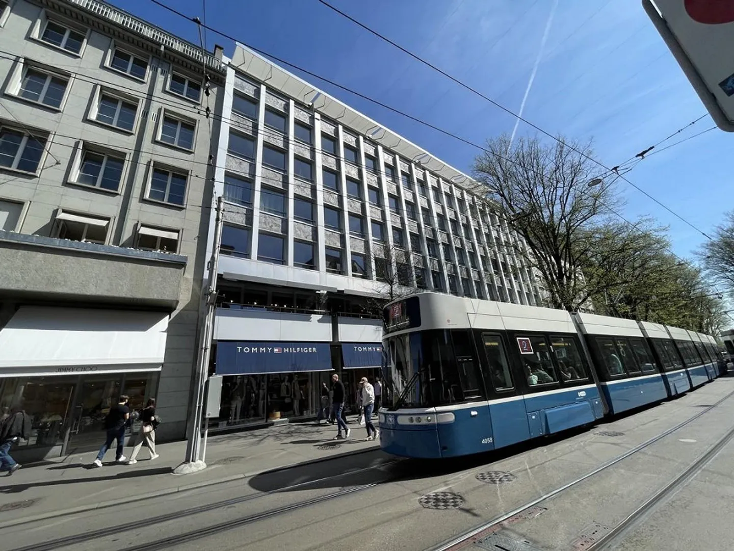 MODERN PRESTIGIOUS OFFICES - Photo 2 of 13