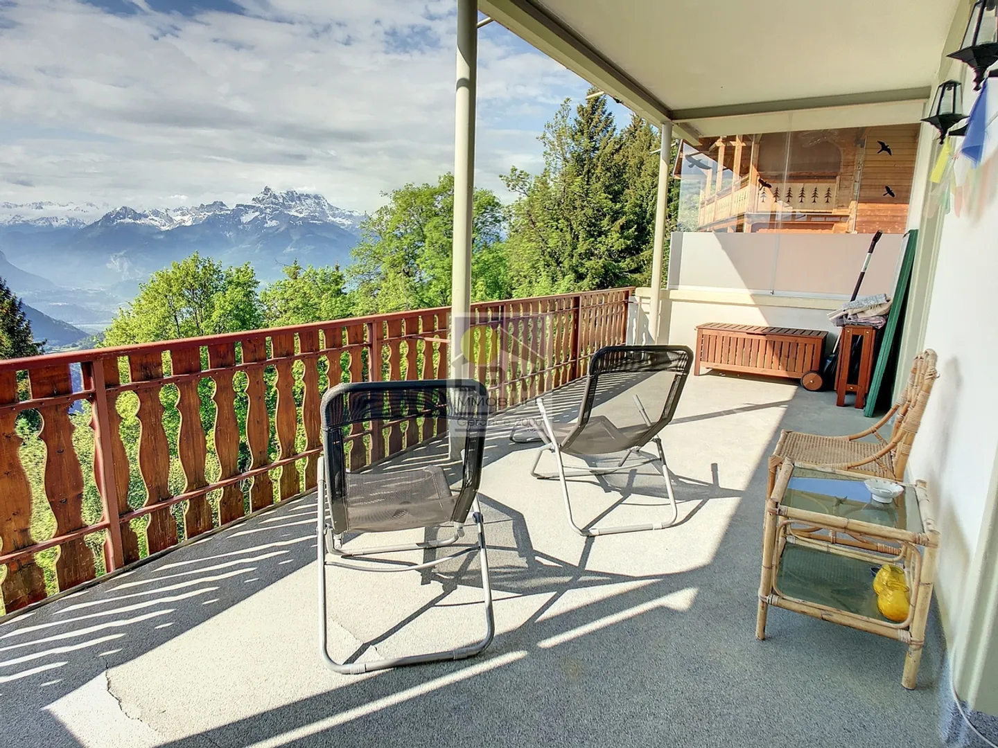 Magnificent 4.5 room apartment with balcony and breathtaking view and very large balcony! - Photo 2 of 14