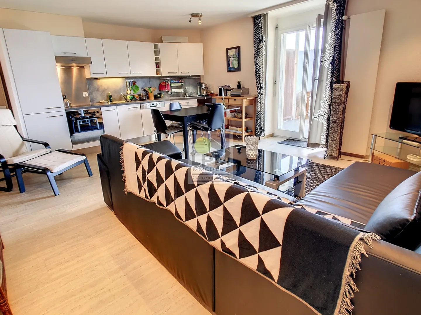 Magnificent 4.5 room apartment with balcony and breathtaking view and very large balcony! - Photo 5 of 14