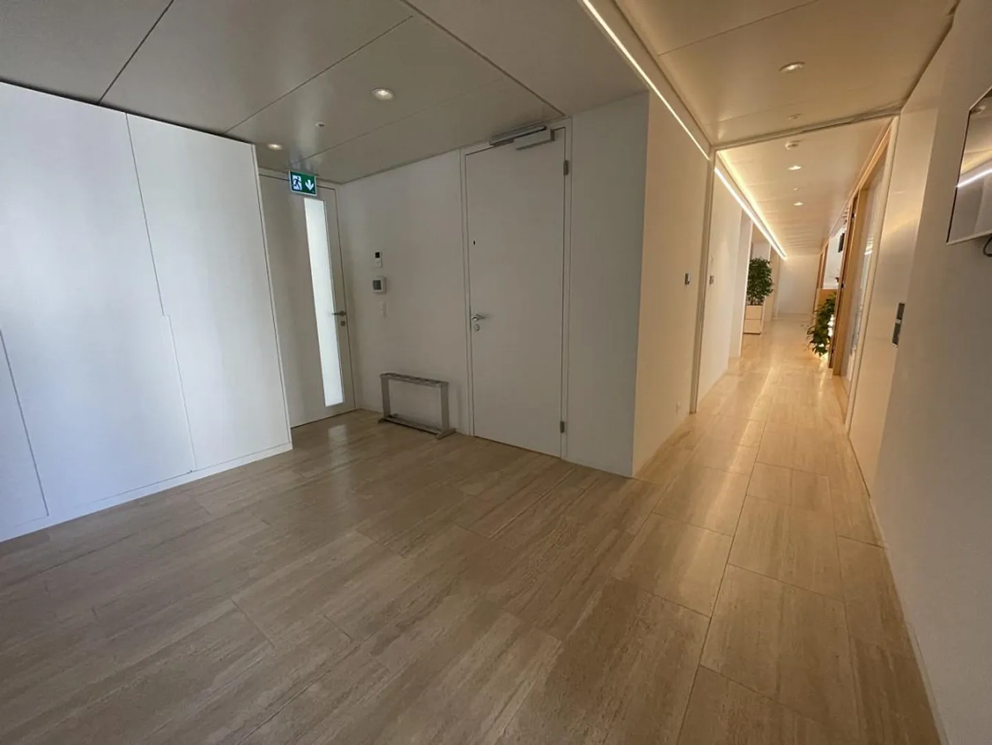 MODERN PRESTIGIOUS OFFICES - Photo 7 of 13