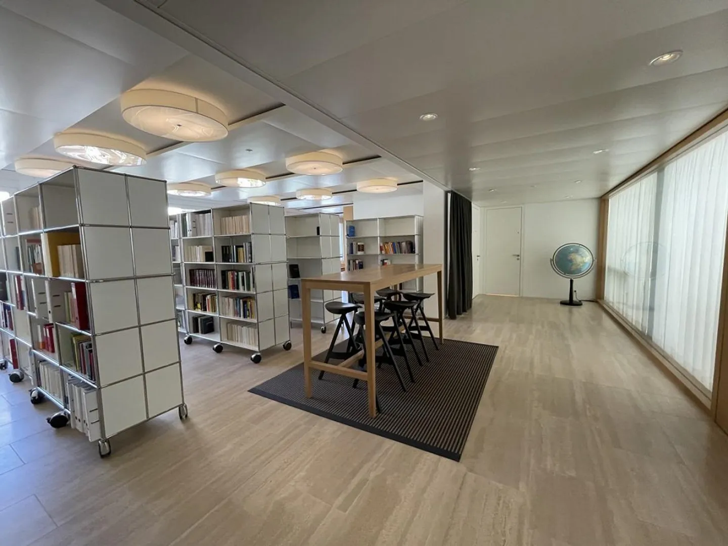 MODERN PRESTIGIOUS OFFICES - Photo 8 of 13