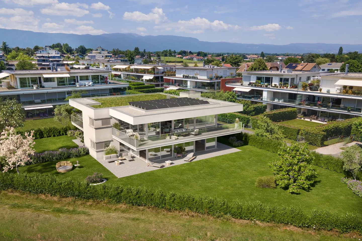 Luxury Apartment with Lake View - Photo 7 of 7