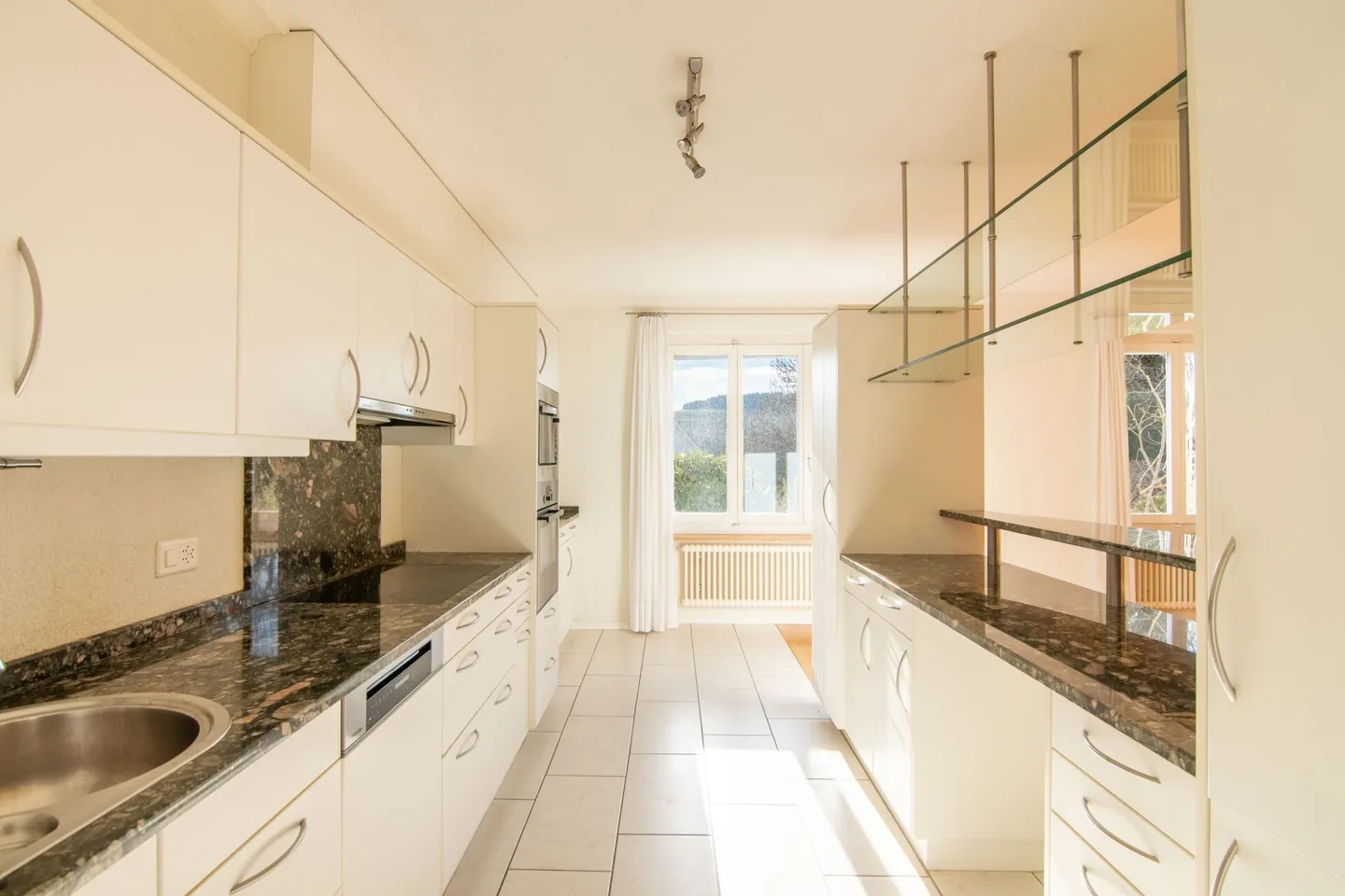 Spacious 6-Room Double Family House with Country House Character and Sunny Garden in Quiet Location near Bern. - Photo 8 of 32