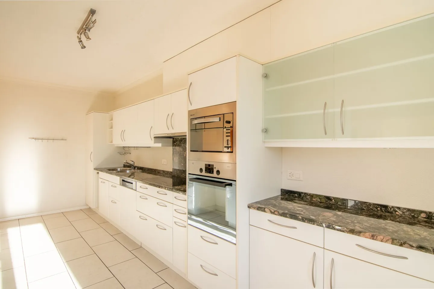 Spacious 6-Room Double Family House with Country House Character and Sunny Garden in Quiet Location near Bern. - Photo 9 of 32