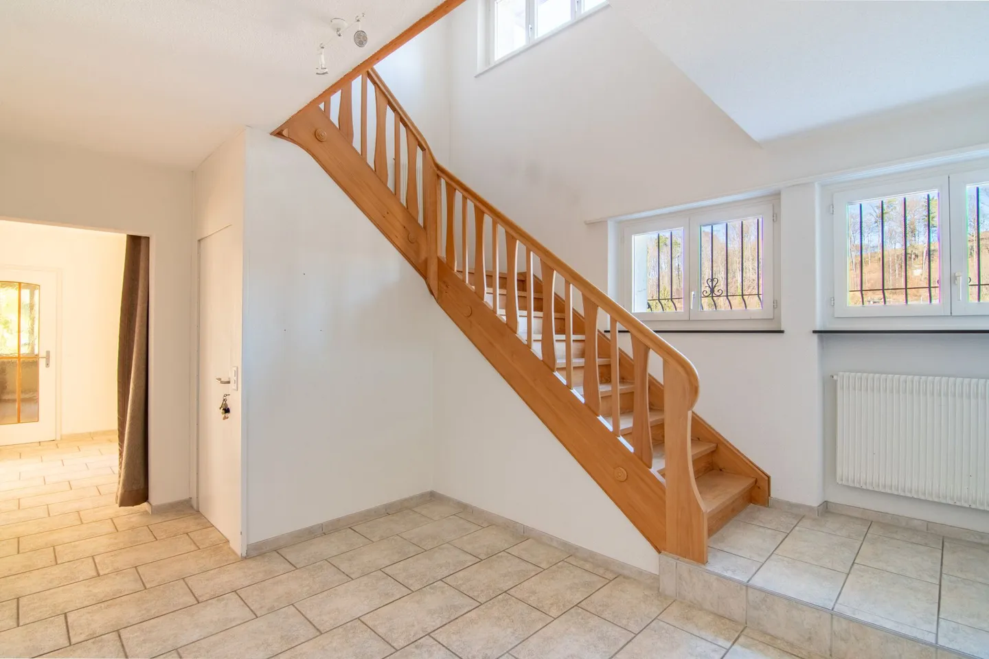 Spacious 6-Room Double Family House with Country House Character and Sunny Garden in Quiet Location near Bern. - Photo 23 of 32