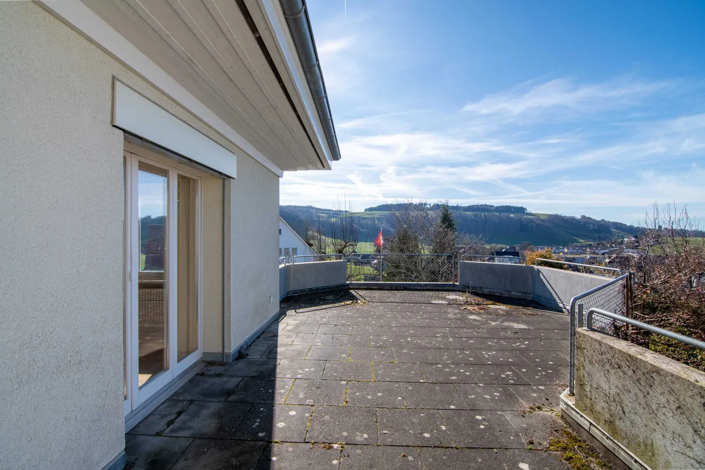 Spacious 6-Room Double Family House with Country House Character and Sunny Garden in Quiet Location near Bern. - Photo 24 of 32