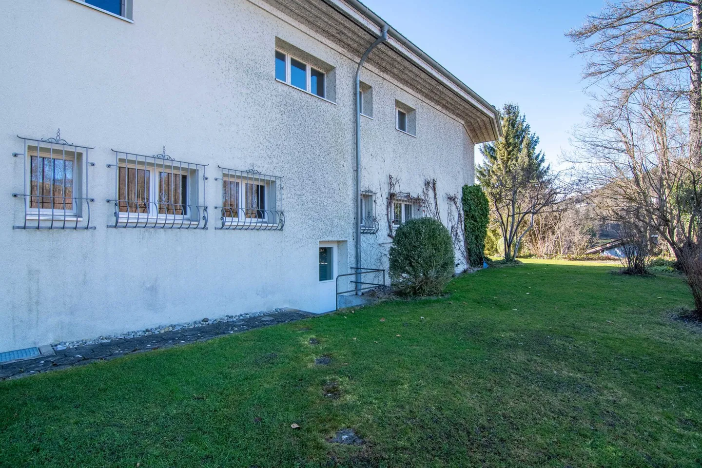 Spacious 6-Room Double Family House with Country House Character and Sunny Garden in Quiet Location near Bern. - Photo 25 of 32
