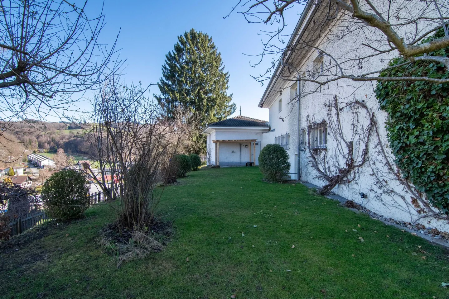 Spacious 6-Room Double Family House with Country House Character and Sunny Garden in Quiet Location near Bern. - Photo 27 of 32