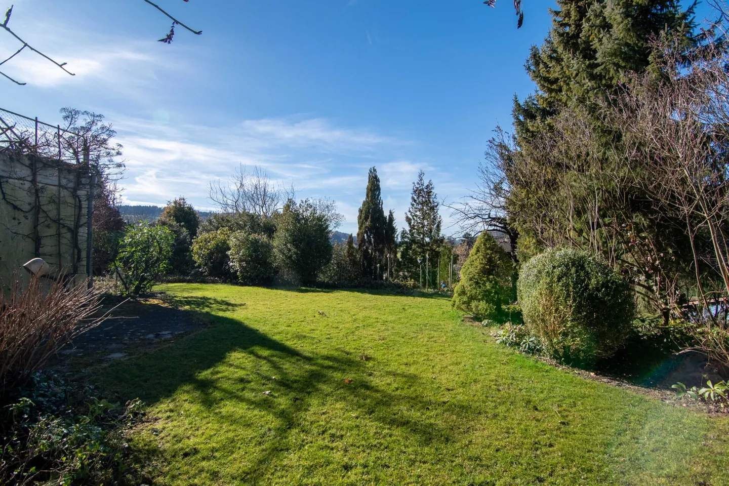 Spacious 6-Room Double Family House with Country House Character and Sunny Garden in Quiet Location near Bern. - Photo 28 of 32