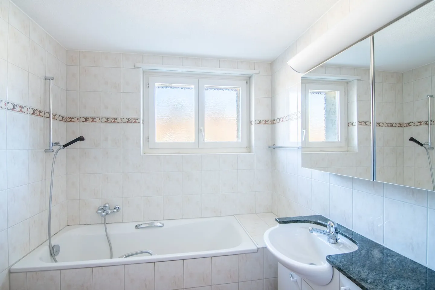 Spacious 6-Room Double Family House with Country House Character and Sunny Garden in Quiet Location near Bern. - Photo 18 of 32