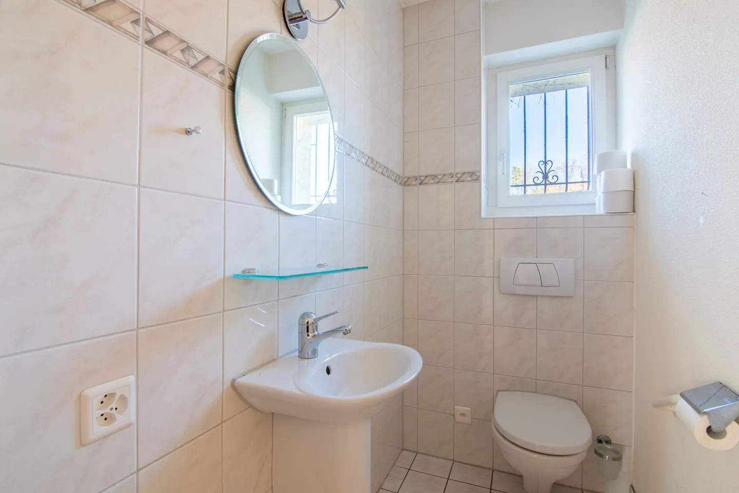 Spacious 6-Room Double Family House with Country House Character and Sunny Garden in Quiet Location near Bern. - Photo 19 of 32