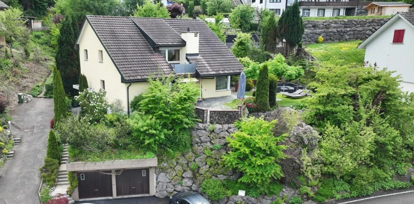 Casa unifamiliare in una posizione privilegiata a Lichtensteig - Foto 1 di 23