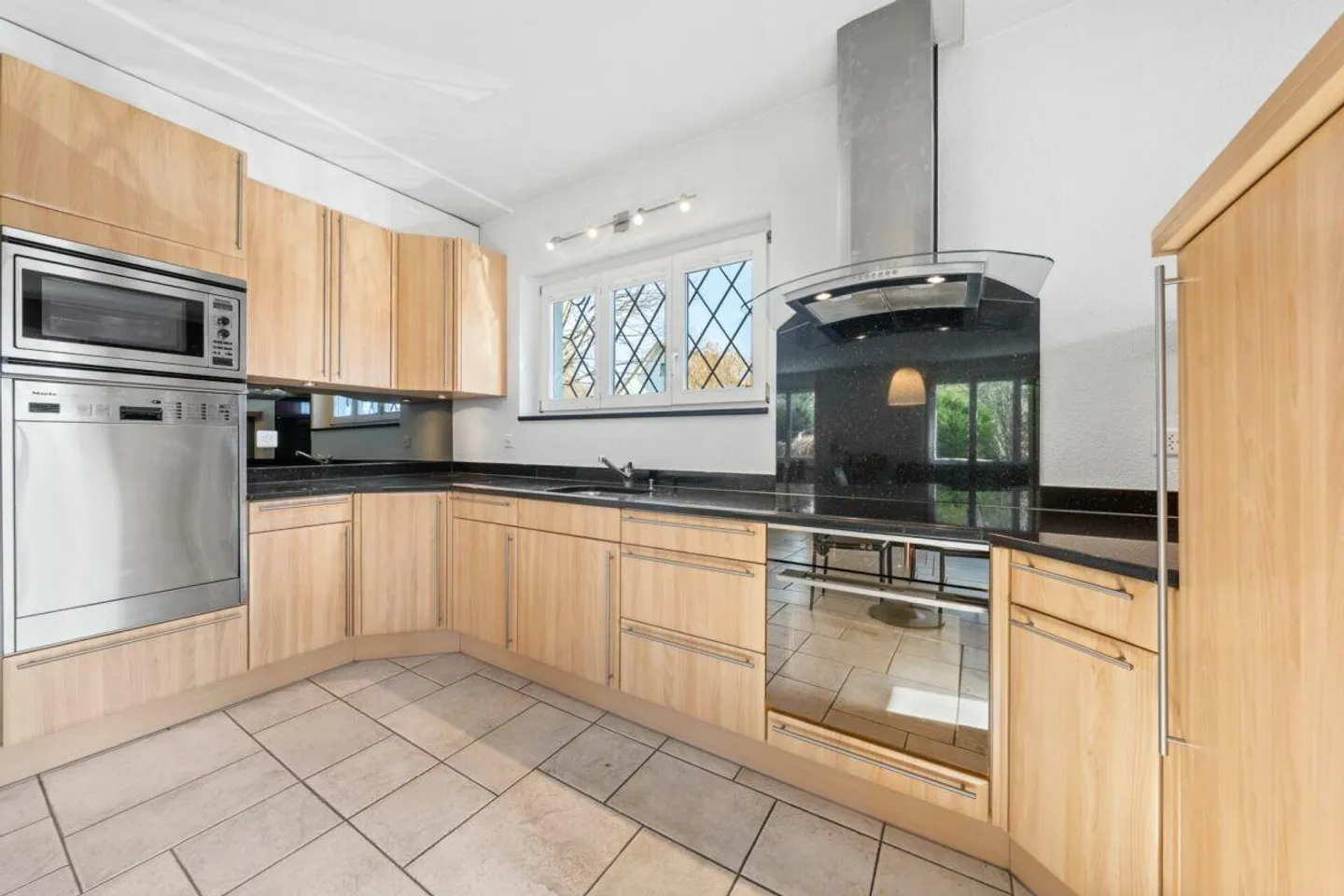 Stylish House in Prime Location - Photo 9 of 21