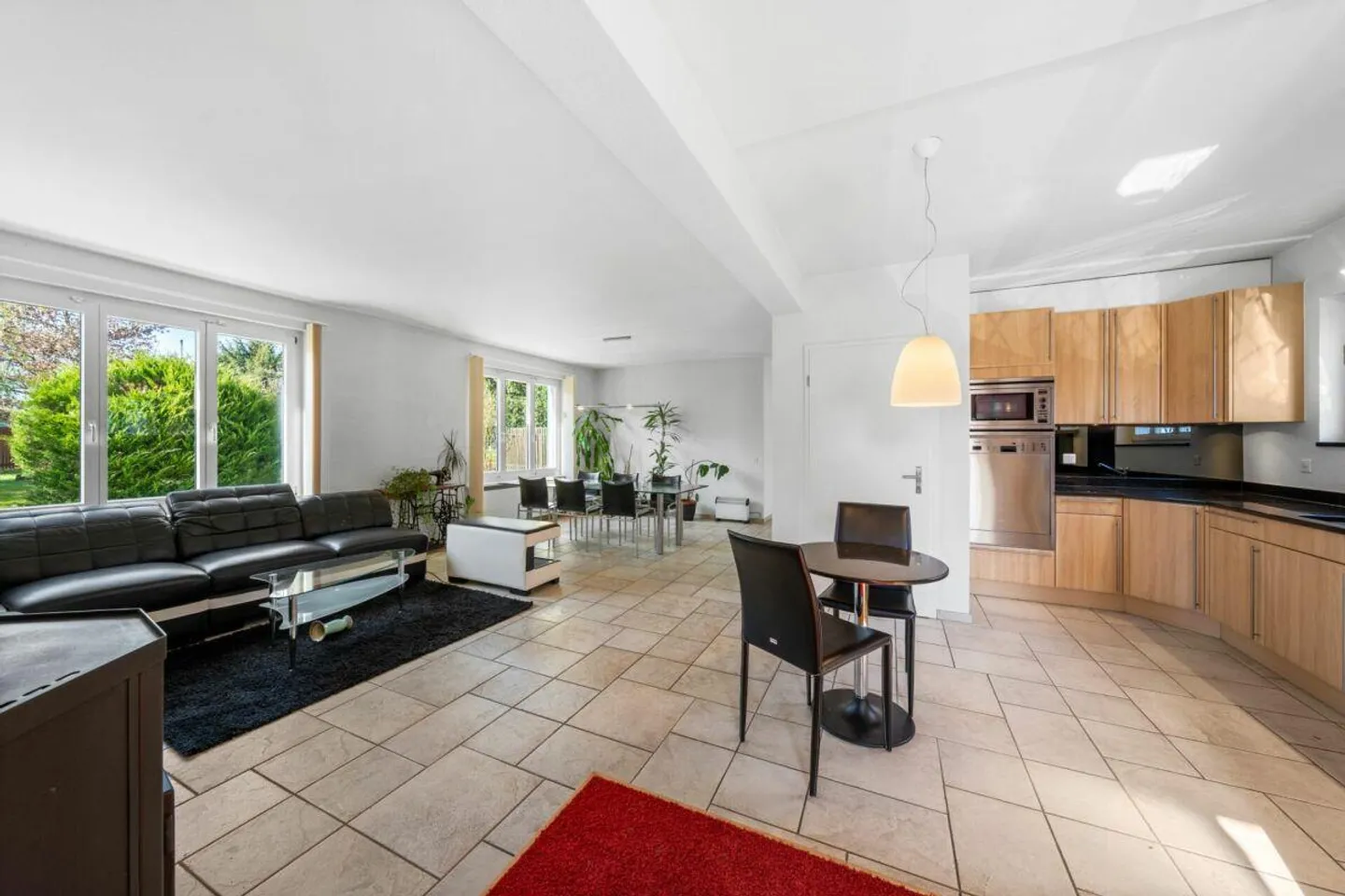 Stylish House in Prime Location - Photo 6 of 21