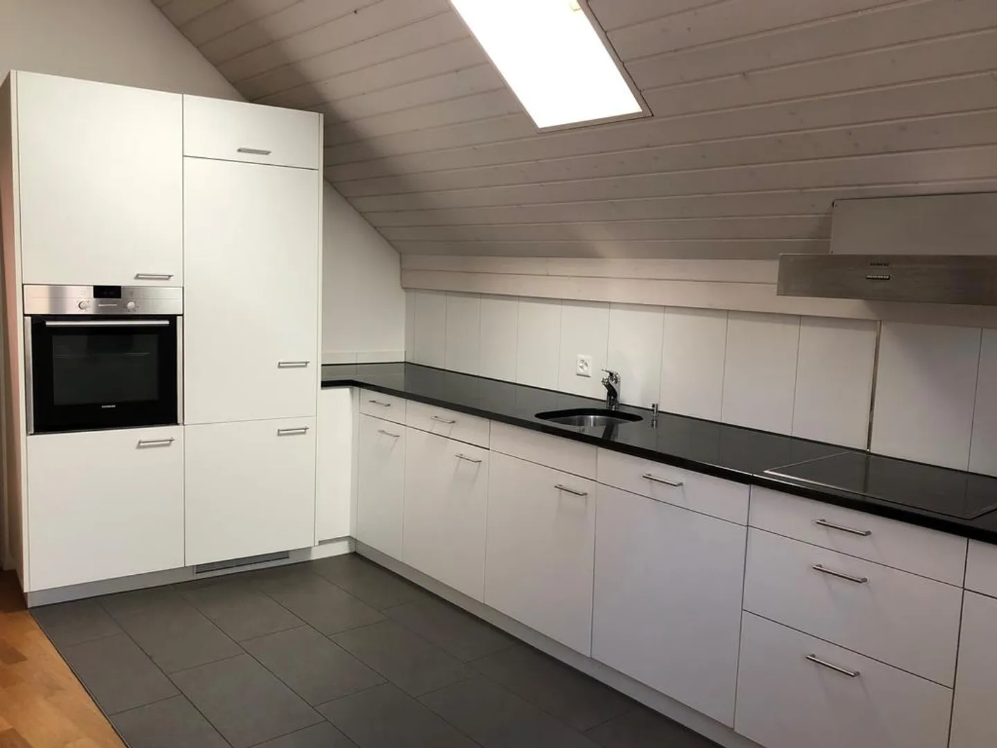 Appartamento mansardato di 2,5 stanze in affitto (arredato) - Foto 2 di 7