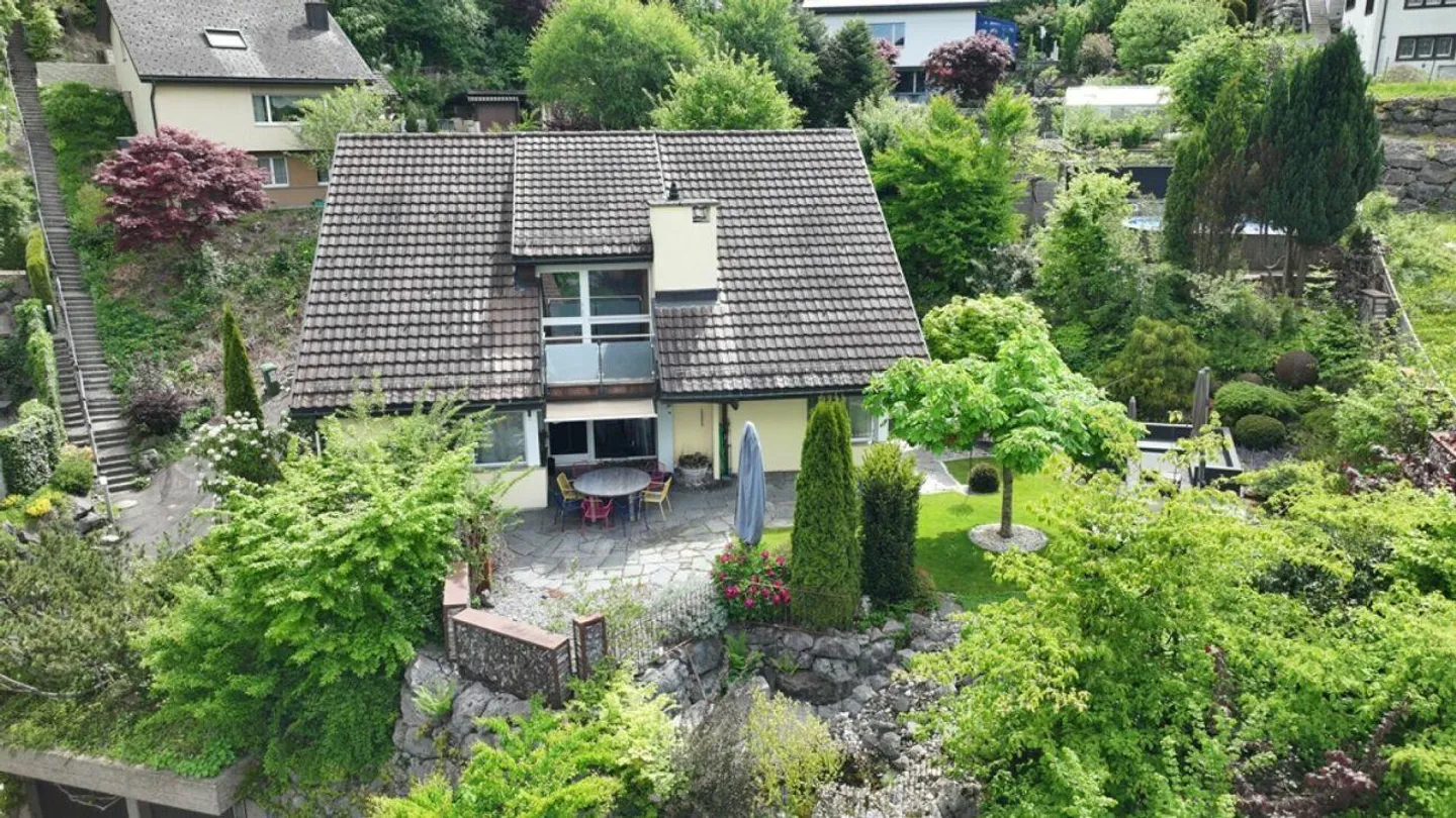 Casa unifamiliare in una posizione privilegiata a Lichtensteig - Foto 2 di 23