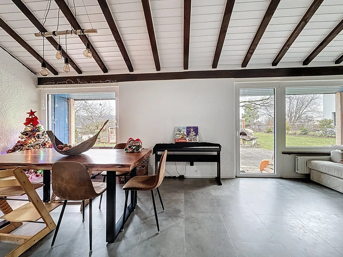 Villa avec 5,5 pièces et espace de vie séparé – Chézard-Saint-Martin - Photo 3 sur 14