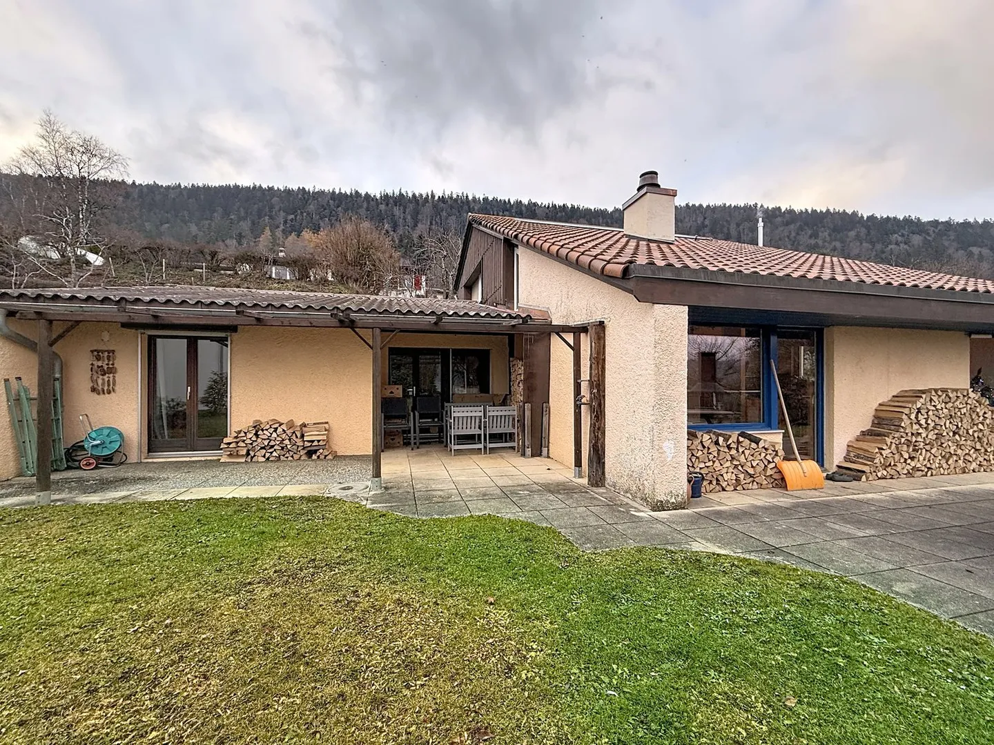 Villa avec 5,5 pièces et espace de vie séparé – Chézard-Saint-Martin - Photo 13 sur 14