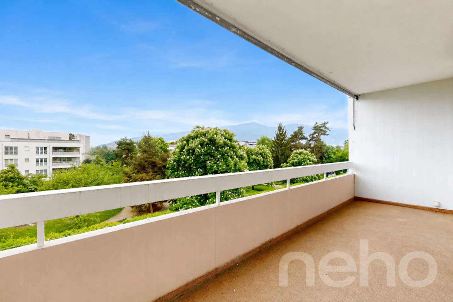 Superb family duplex of 7 rooms in Thônex - Photo 2 of 12