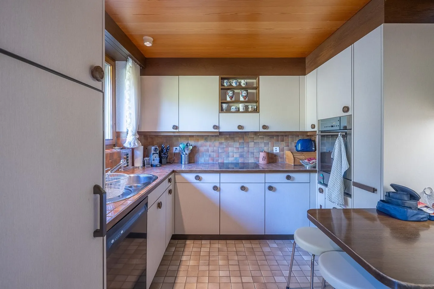 Charming single-family home with good sunlight and plenty of privacy - Photo 6 of 10