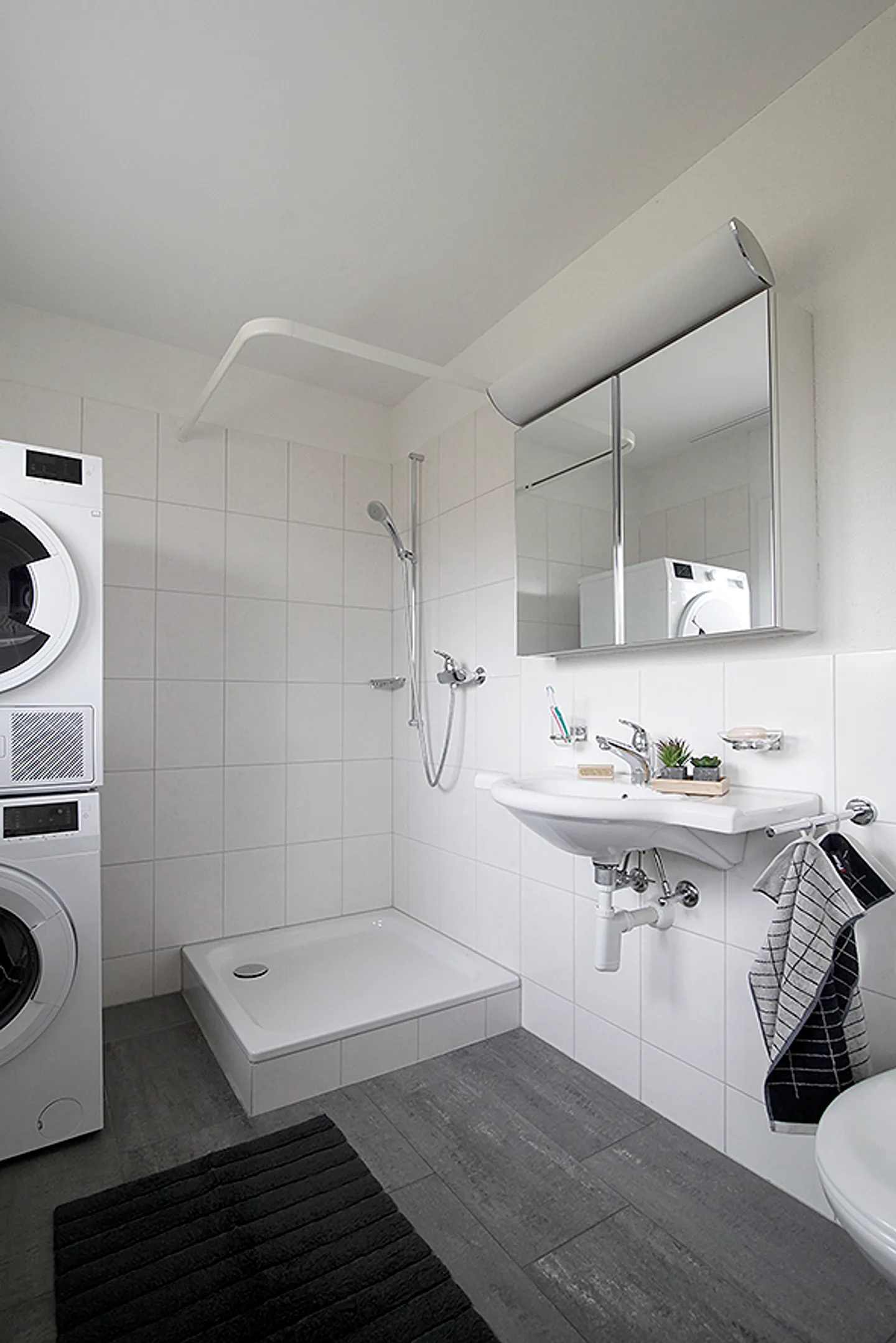 Spacious apartment seeks new residents! - Photo 7 of 11