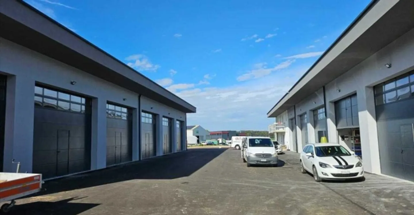 Mixed-use building for rent - Photo 1 of 11