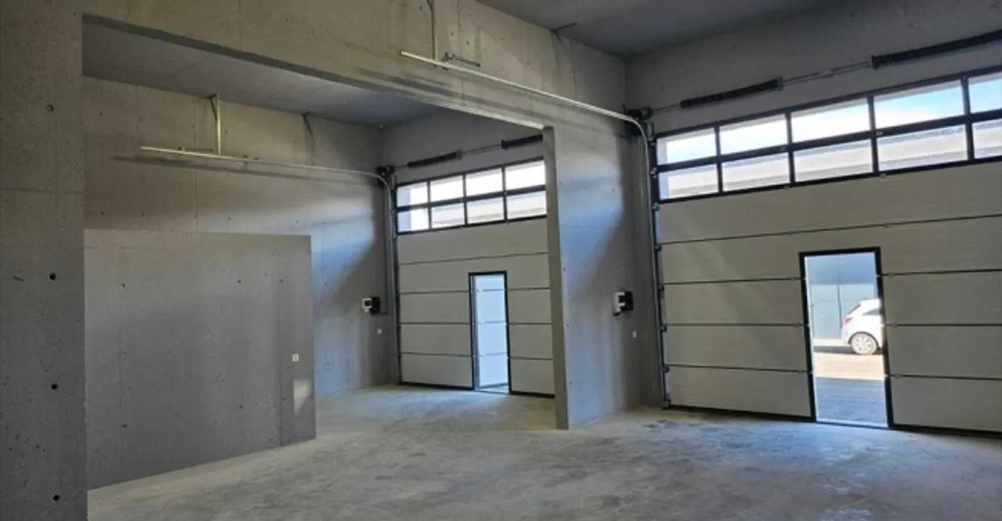 Mixed-use building for rent - Photo 9 of 11