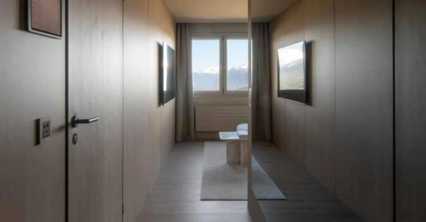 Luxury Apartment - Photo 8 of 12