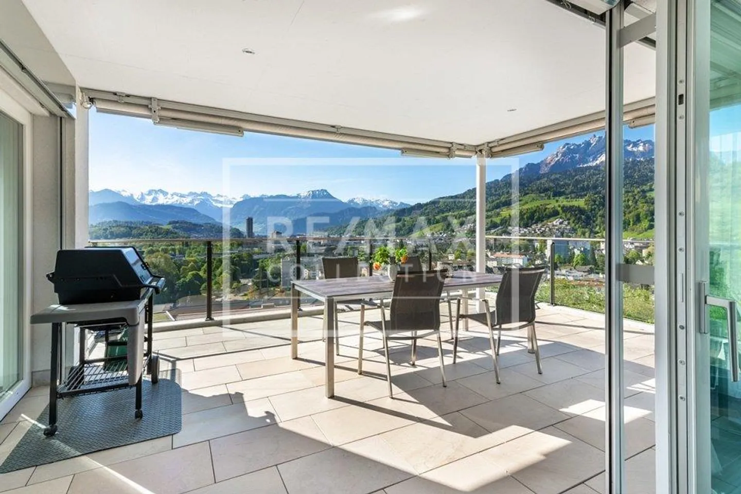Attic feeling with Pilatus view: Exclusive 5½-room maisonette apartment - Photo 10 of 13