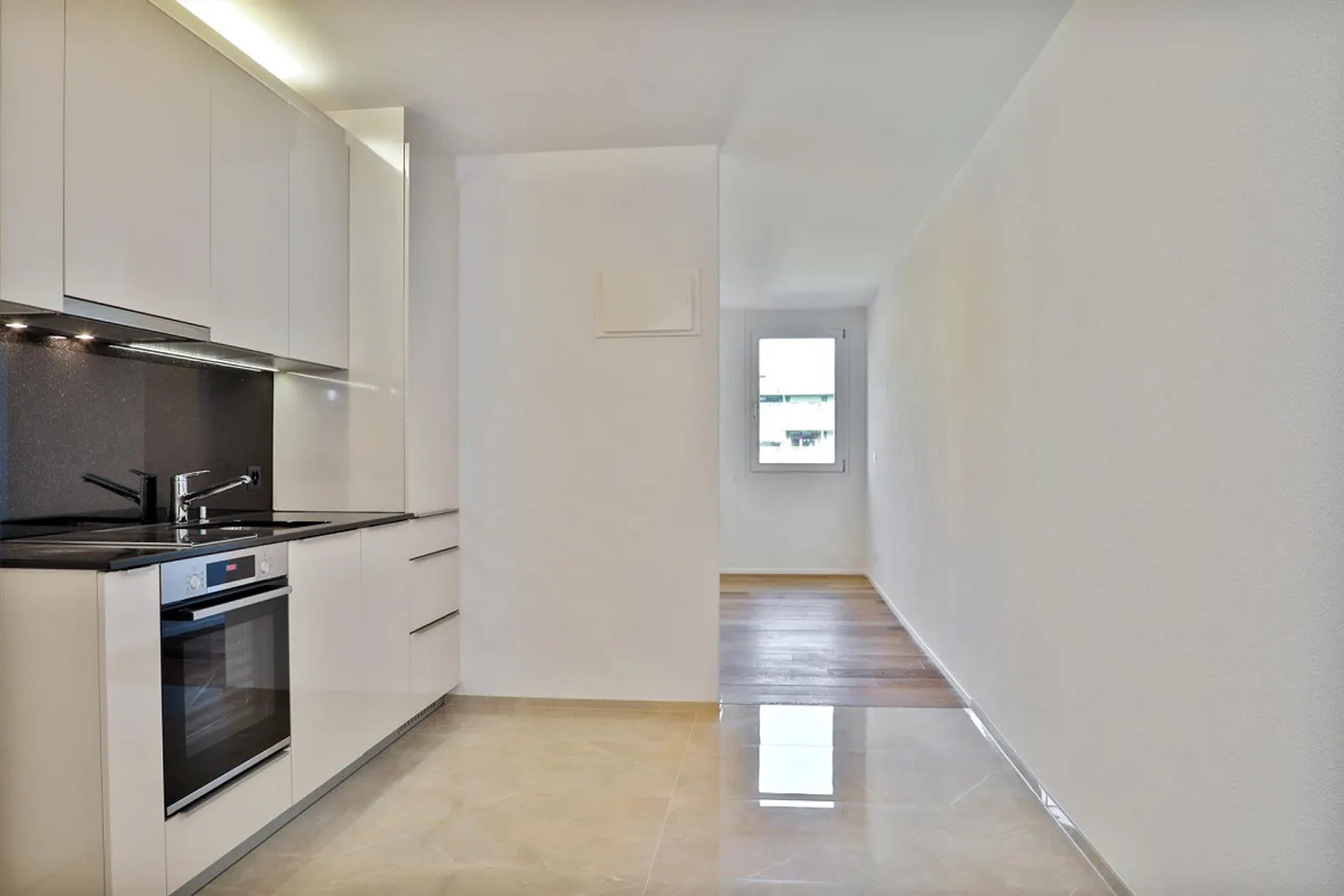 Ideal for Singles - compact, central and quiet! - Photo 2 of 4