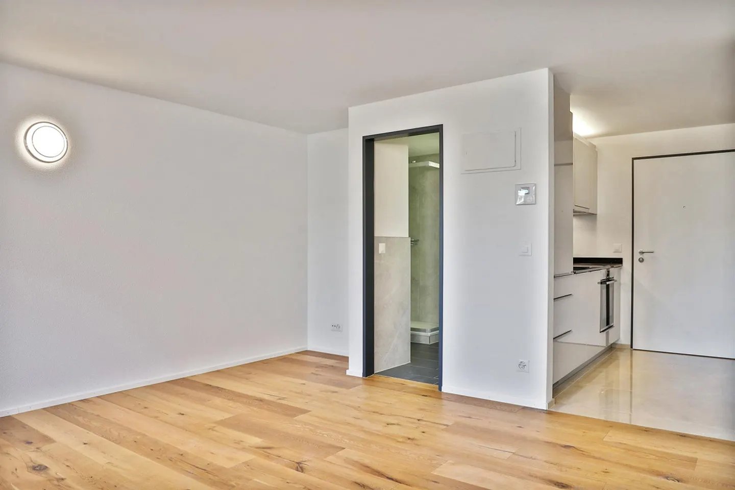 Ideal for Singles - compact, central and quiet! - Photo 3 of 4