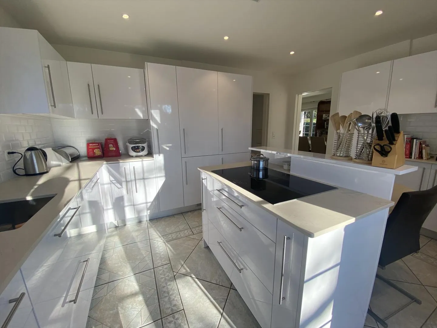 ESCLUSIVITÀ - Villa indipendente di 6 stanze con piscina e giardino - Foto 7 di 13