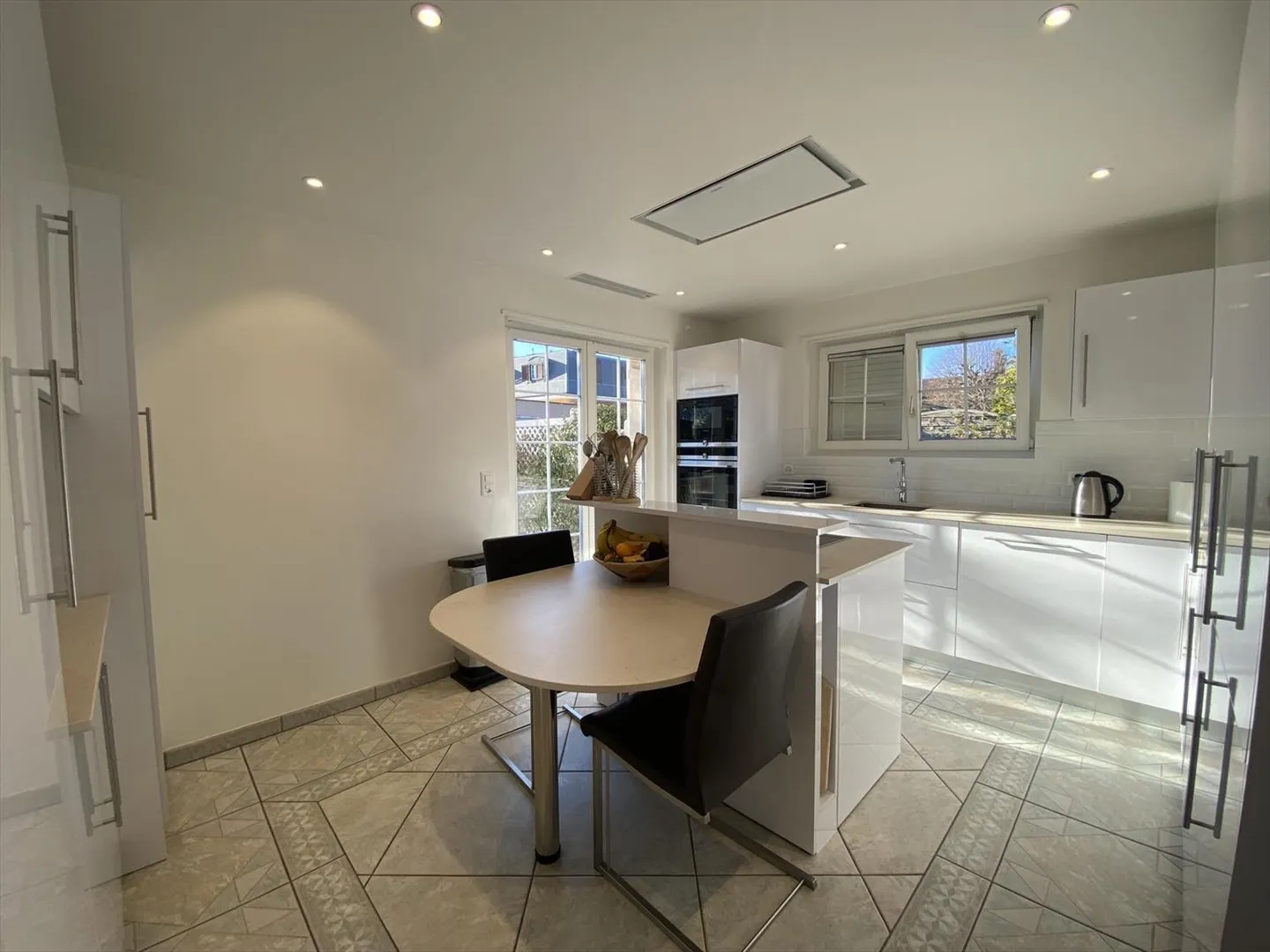 ESCLUSIVITÀ - Villa indipendente di 6 stanze con piscina e giardino - Foto 9 di 13