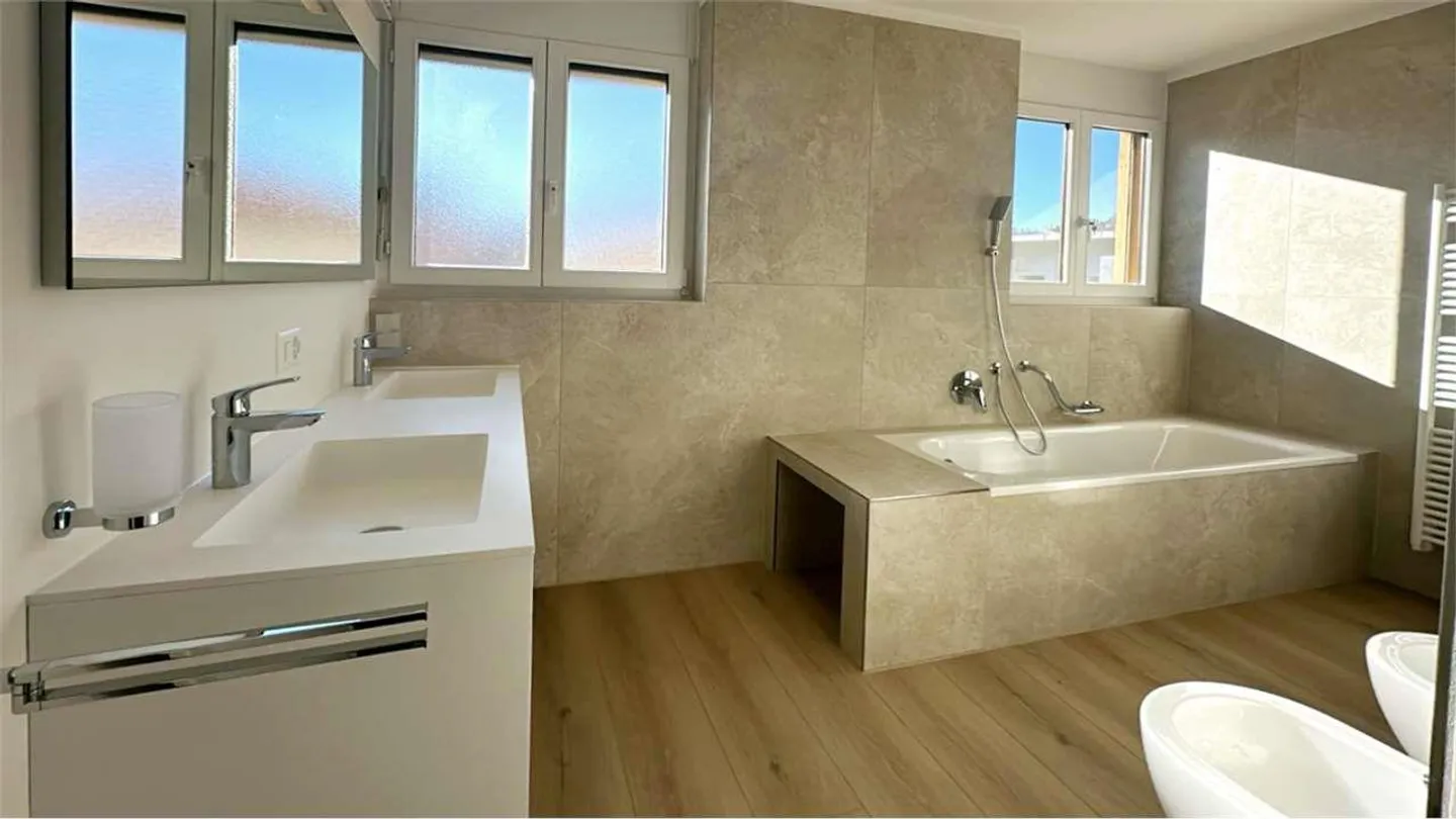 Ristrutturato appartamento di 5,5 locali con terrazzi - Foto 6 di 8