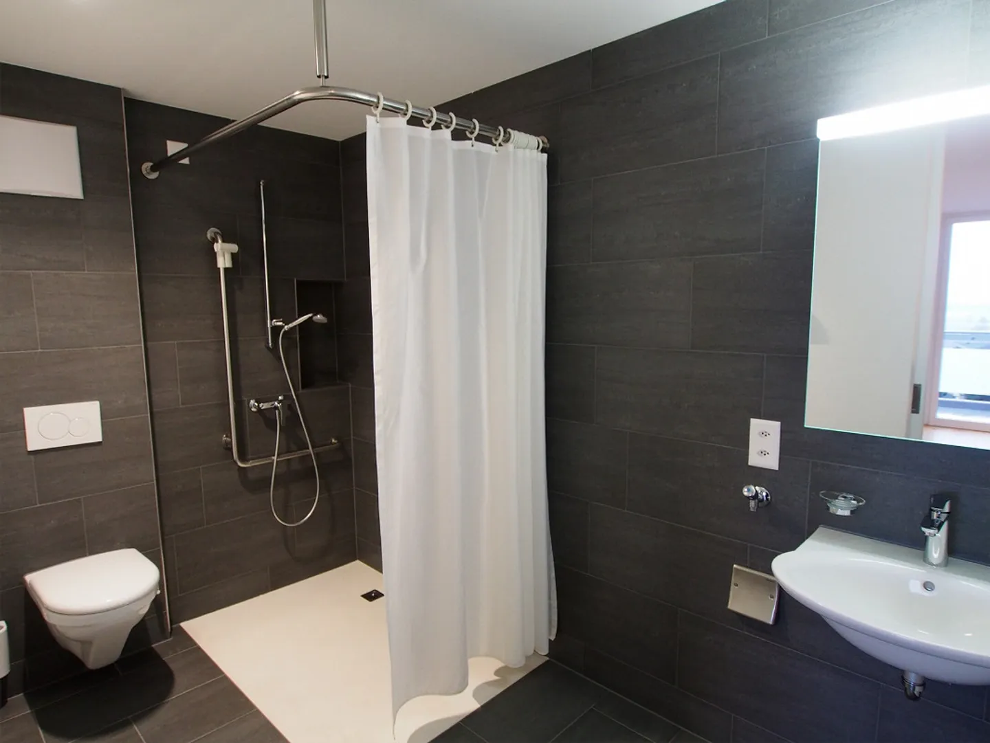 Vivere in un moderno appartamento per anziani con una camera - Foto 3 di 6