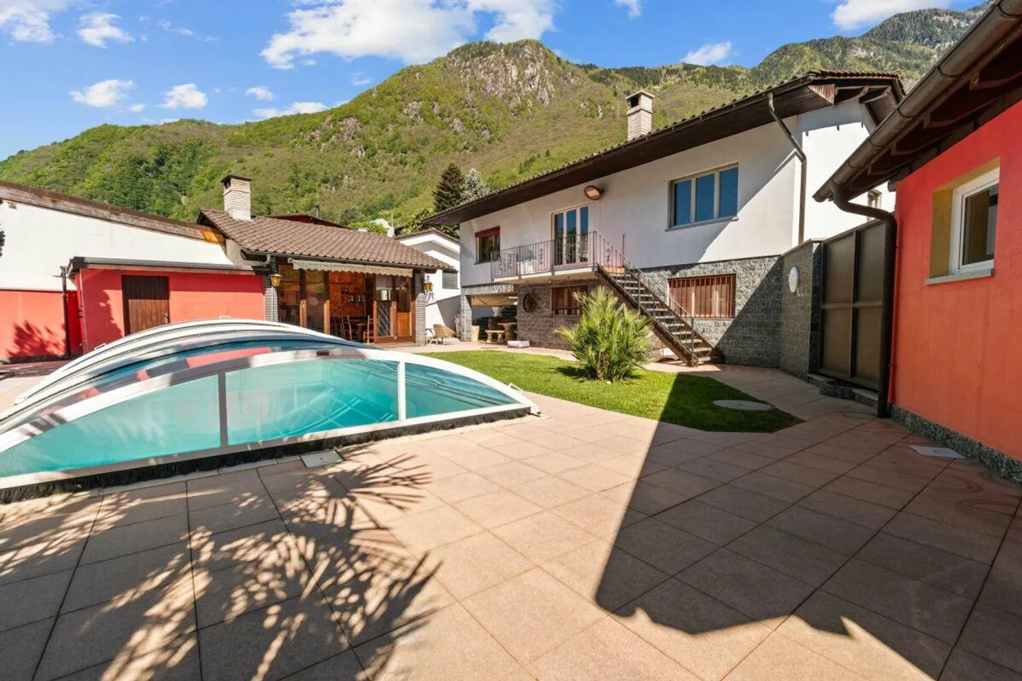 Prestige villa with pool, grotto, dependency and garage with workshop - Photo 1 of 27