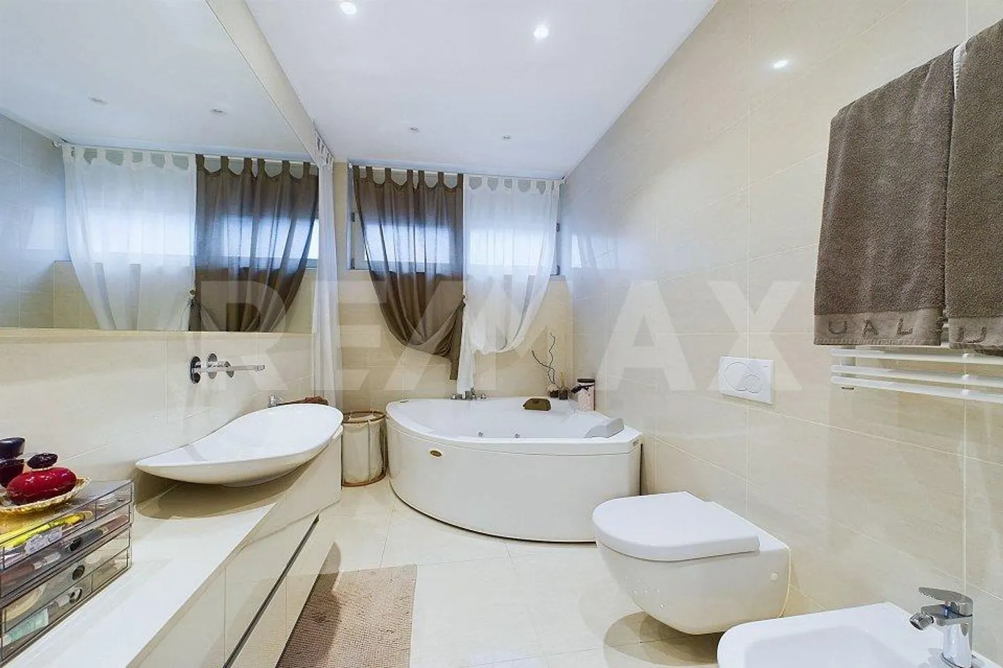 Prestigious penthouse with breathtaking views of Lake Lugano, also suitable as a second residence - Photo 11 of 13