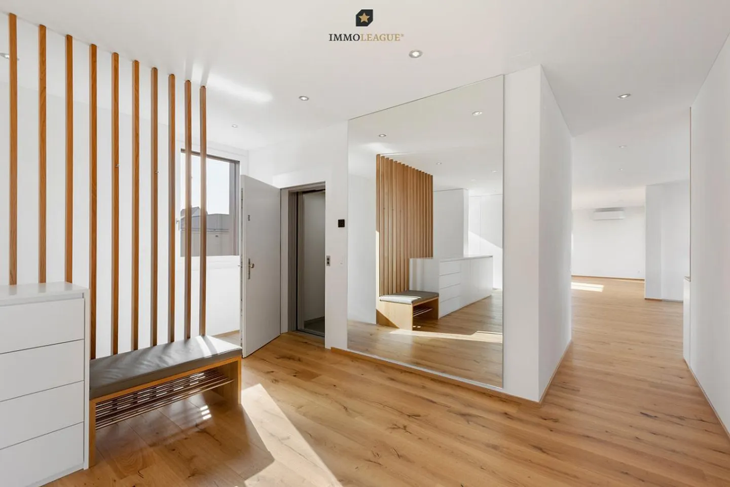Penthouse apartment of superlatives with lake view in a border location. - Photo 2 of 12