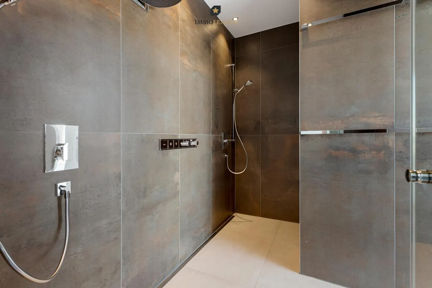 Penthouse apartment of superlatives with lake view in a border location. - Photo 4 of 12