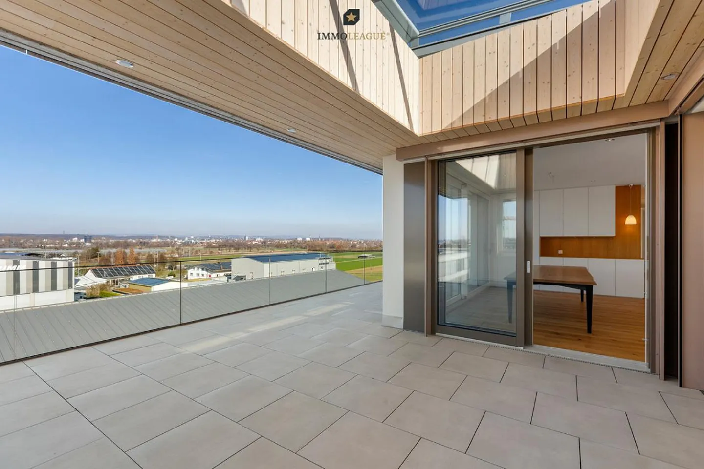 Penthouse apartment of superlatives with lake view in a border location. - Photo 8 of 12