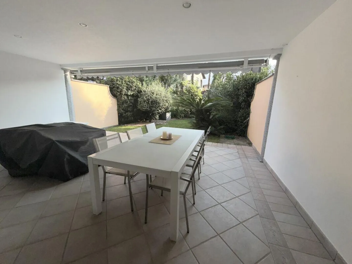 Elegante 2.5-Zimmer-Wohnung mit privatem Garten in exklusiver Lage von Ascona - Foto 5 von 11