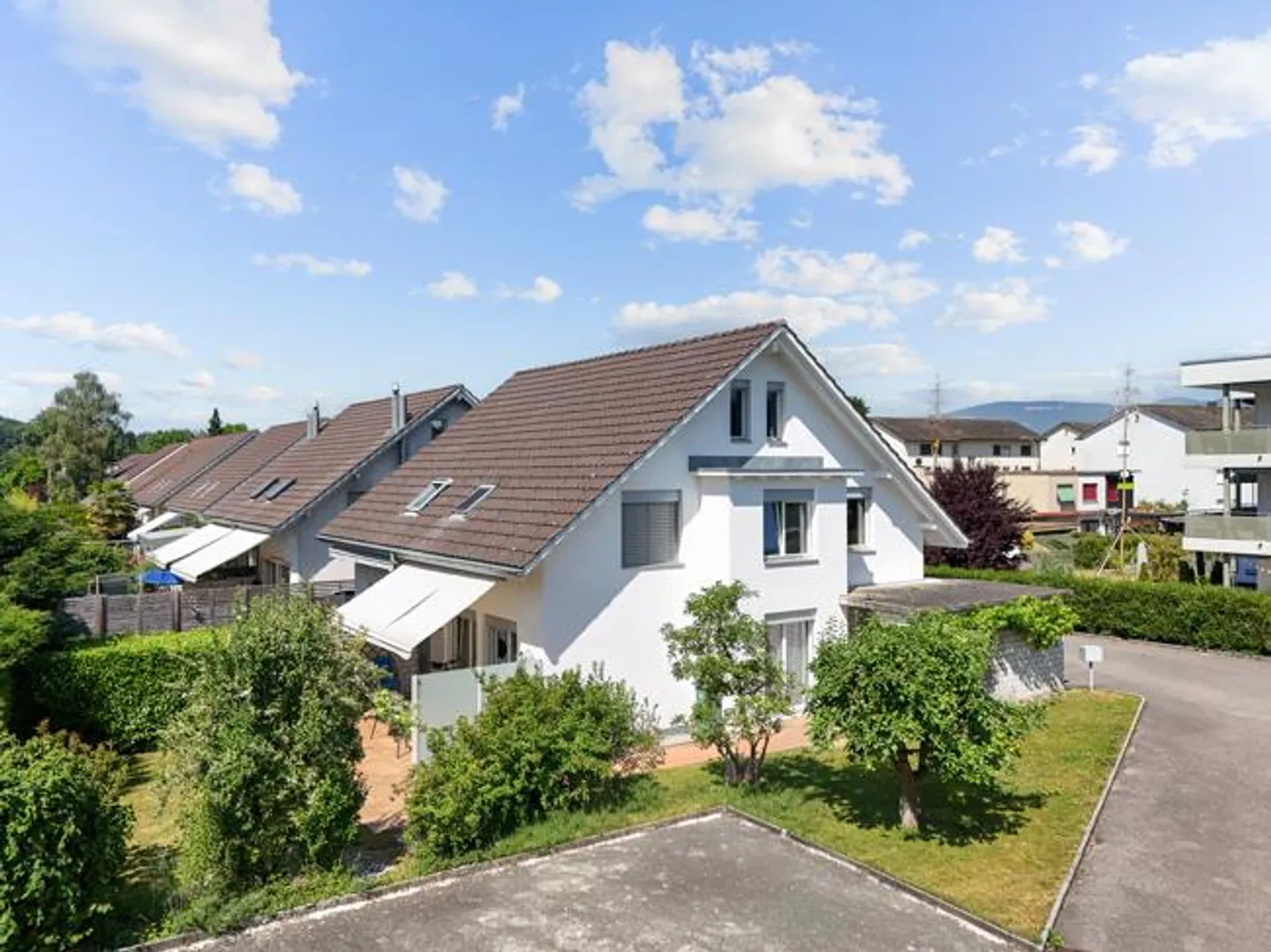 Casa angolare ben tenuta in una posizione tranquilla - Foto 1 di 17